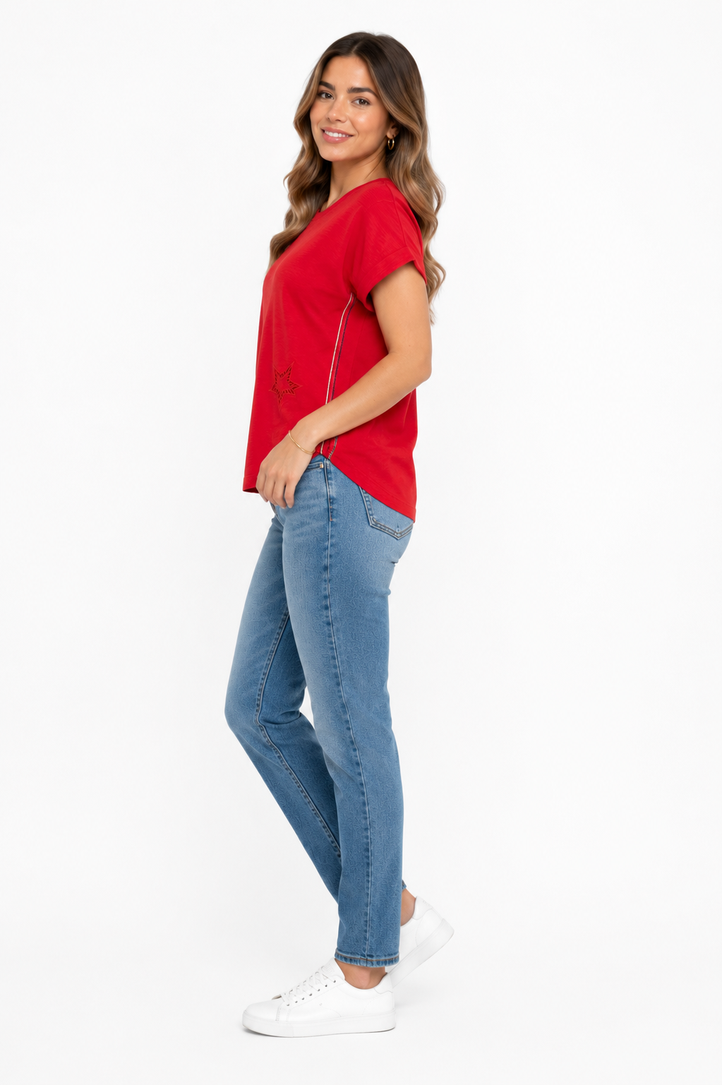 JANE+DELANCEY-Red t-shirt features embroidered star appliques on the chest