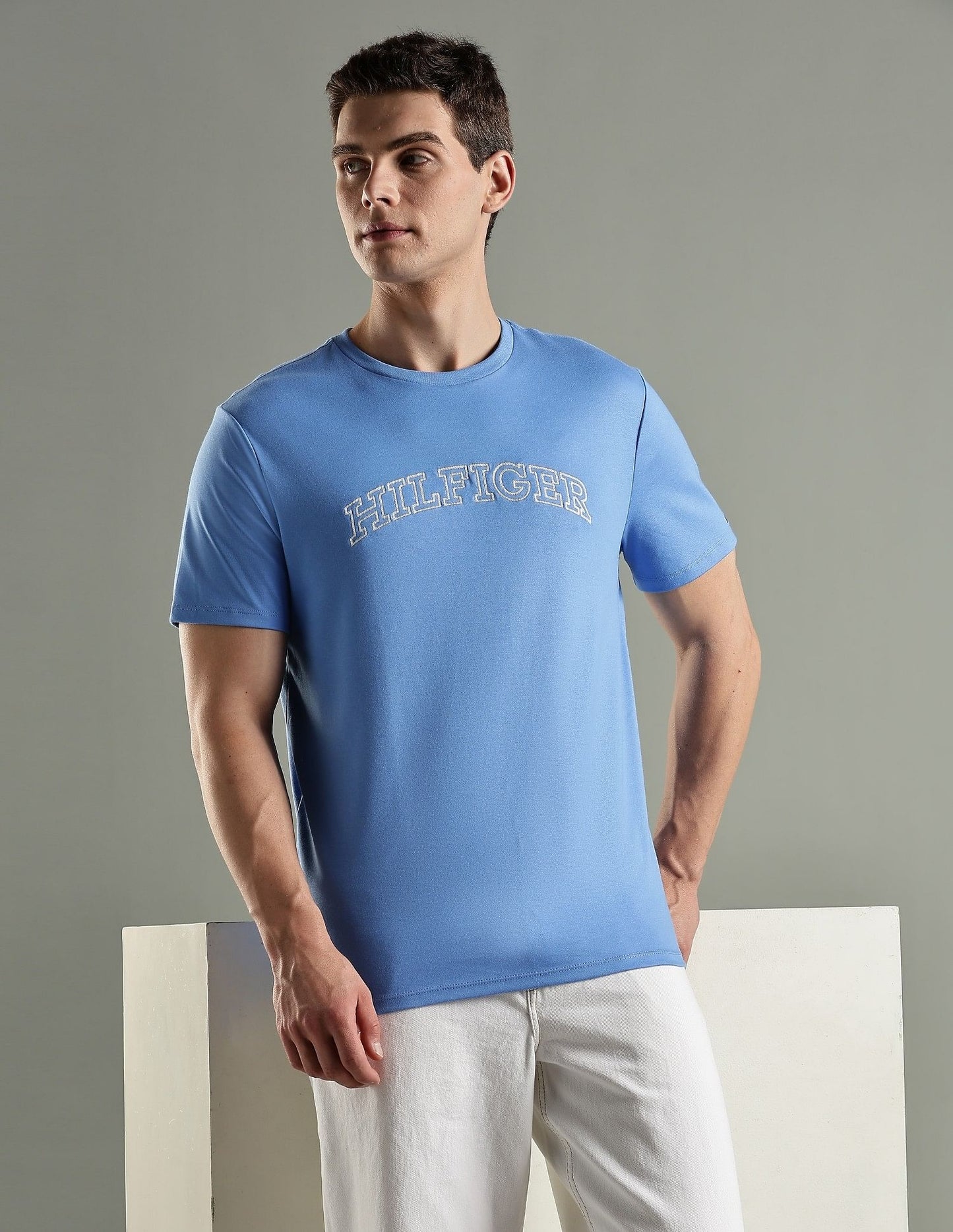 Tommy Hilfiger-Camiseta Tommy Hilfiger de Corte Regular con Logotipo Bordado para Hombre