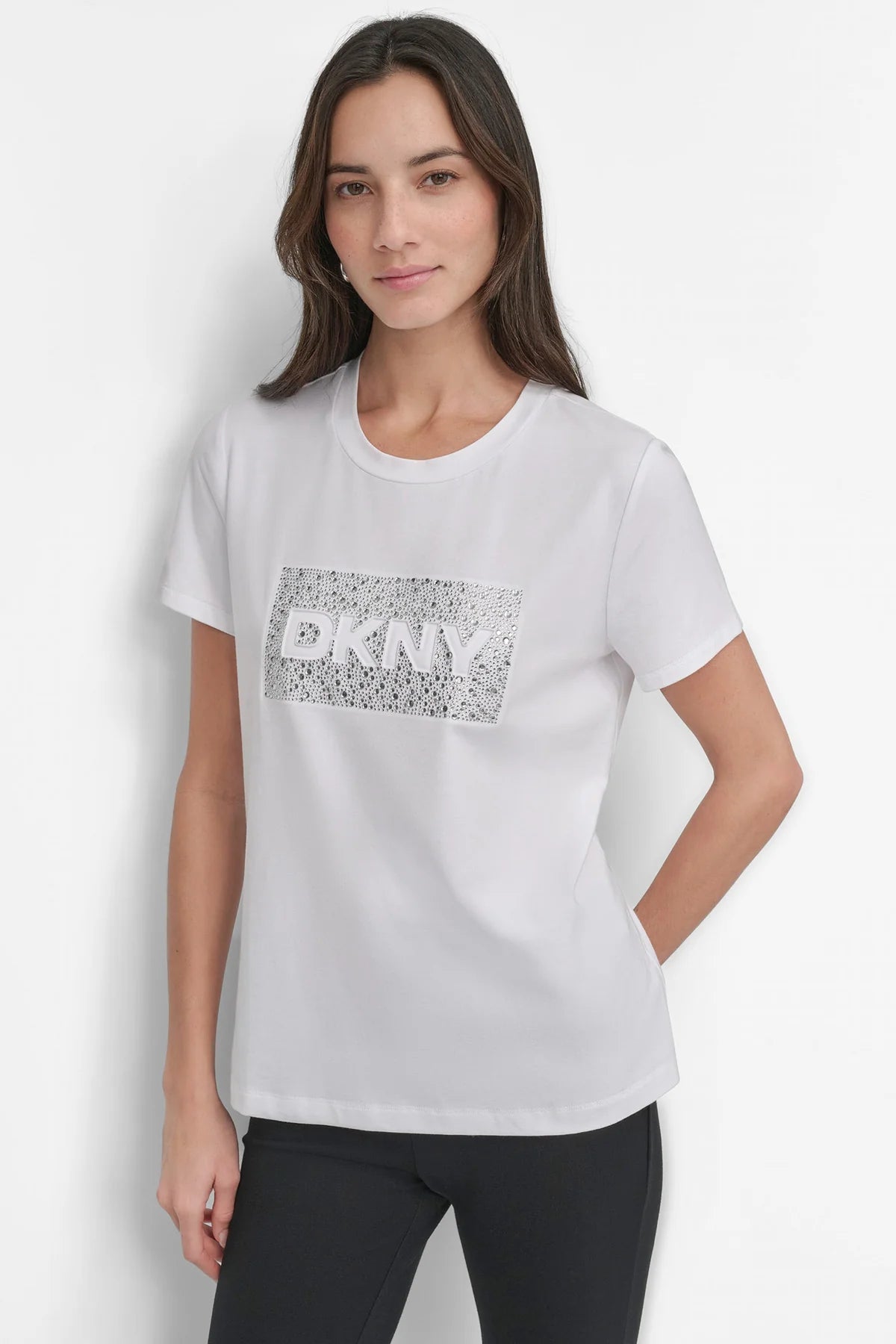 DKNY-CAMISETA DE MANGA CORTA CON LOGO Y TACHUELAS