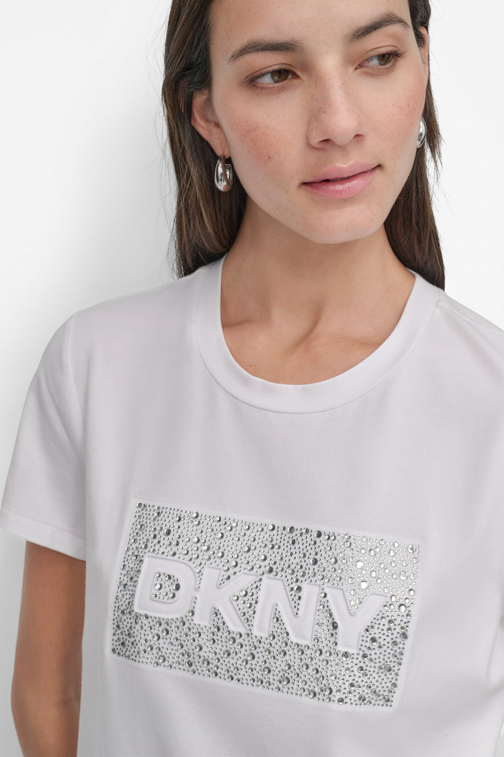DKNY-CAMISETA DE MANGA CORTA CON LOGO Y TACHUELAS