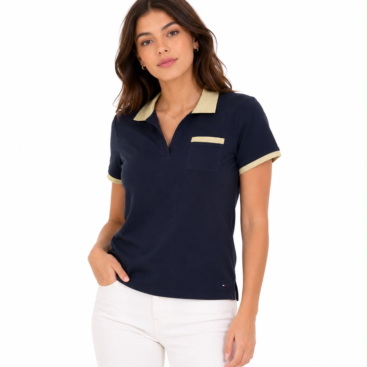 Tommy Hilfiger polo shirt for women stands out for its neck and pocket